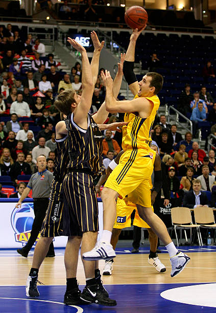 加强队纪建 加强队纪建